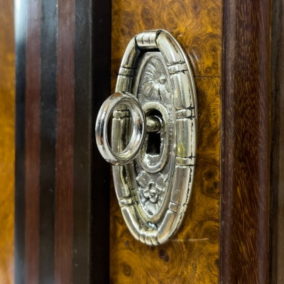 Palais de Luxe: Monumentaler Art Déco Salonschrank mit Perlmutt-Intarsien (ca. 1920)