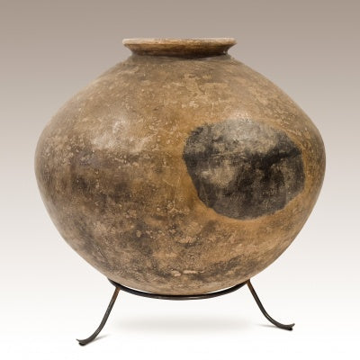 Museale Keramikkunst: Antiker burmesischer Vorratstopf aus organischer Terrakotta (ca. 1900)