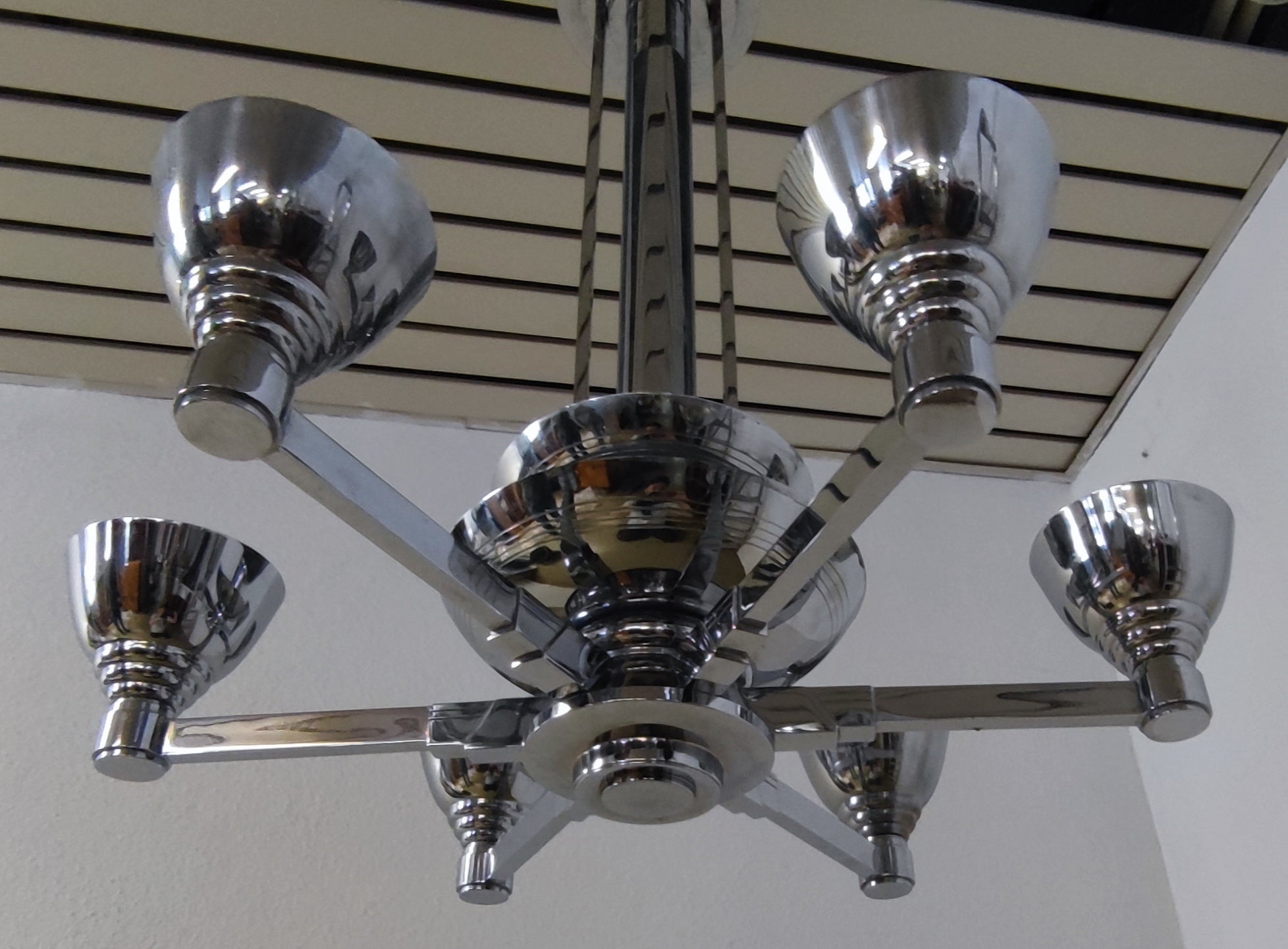 Ikonische Moderne: Großer Art-Déco-Kronleuchter in Nickel (ca. 1930–1935)