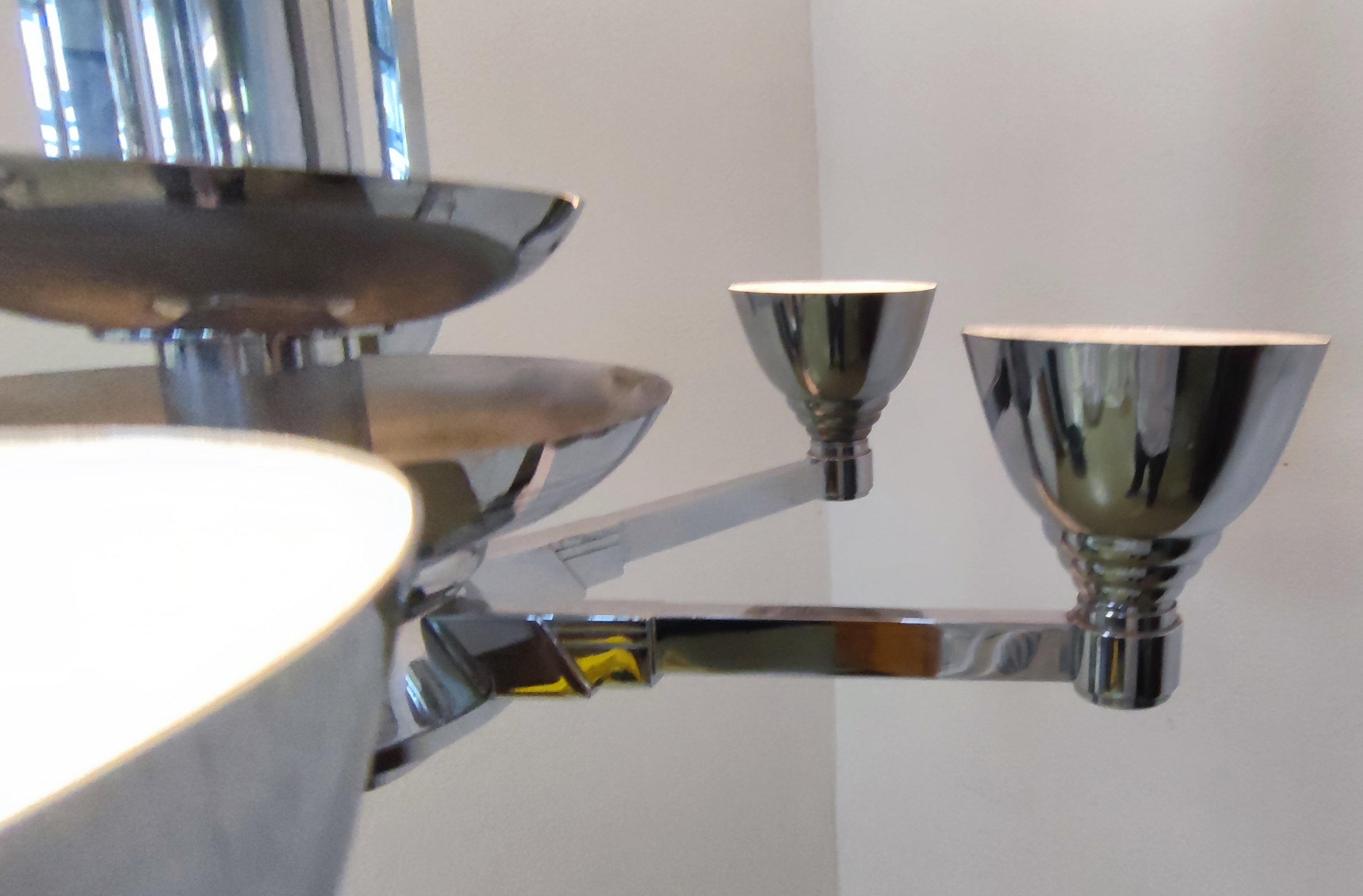 Ikonische Moderne: Großer Art-Déco-Kronleuchter in Nickel (ca. 1930–1935)